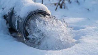 9 простых способов отогреть воду в пластиковой трубе без риска повреждений