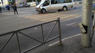 В центре Рязани "Киа" столкнулась с маршруткой, вылетела на тротуар и сбила пешехода