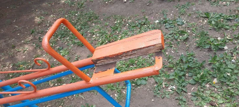 Нижнекамцы просят привести в порядок детскую площадку у дома