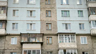 С 1 декабря застекленные балконы под строгим запретом: россиян заставят их снять без возможности поставить заново