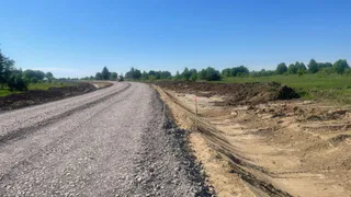На будущей трассе Загорье-Мосино начали укладывать асфальт
