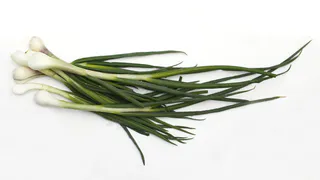 Ахнете, увидев результат: всего 2 раз так полить лук и крупные головки обеспечены на все лето