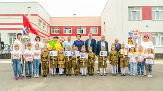 Руководство «Кванториума» с малышами из детского сада «Гармония» посадили памятные деревья