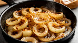 Секрет шеф-повара: щепотка соды на сковороде превращает обычный лук в карамельное чудо

