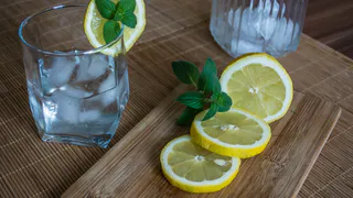 Кока-колой не угощаю! Мой домашний лимонад приводит гостей в восторг: рецепт до безобразия прост, а эффект — вау
