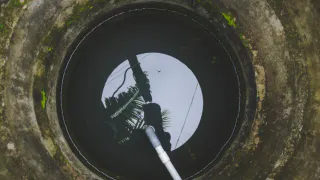 После двух вёдер в септик ил исчезает без следа: быстрый метод для очистки выгребной ямы