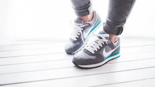 Насыпьте в любимые кроссовки на ночь этот порошок: будете приятно удивлены