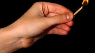 Пьяная женщина подожгла венки и крест на брянском кладбище