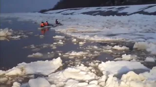 В Чебоксарах спасатели эвакуировали трех сапбордисток с льдин на Волге