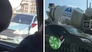 Смешались в кучу: в центре города столкнулись бетономешалка, такси и легковой автомобиль