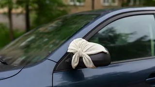 Не трогайте тряпку на зеркале: новая уловка мошенников заставляет водителей терять документы и деньги за секунды