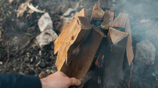 Топлю печку третий год с одним «вечным поленом» - сократил расход дров в 3 раза. Умельцы в деревнях только так и делают