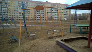 На улице Зубковой рабочие спилили детскую площадку