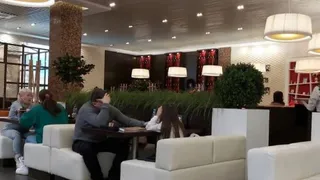 Именно эта привычка за столом говорит о низком интеллекте человека