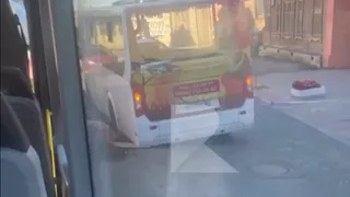 На улице Свободы в Рязани автобус провалился в яму