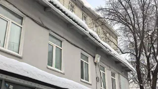 Опасность над головами школьников: снег нависает над школой «СОЛНЦе» в Казани