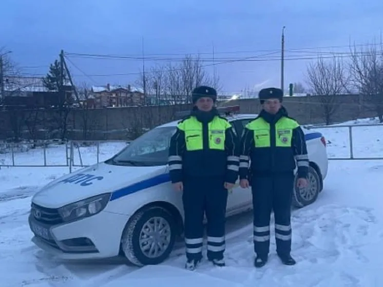 Экипажи ГИБДД оказали помощь водителям на трассе в Челябинской области