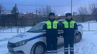 Экипажи ГИБДД оказали помощь водителям на трассе в Челябинской области