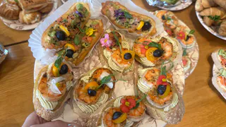 Гости просто обожают салат "Нежный вечер", но определить из чего он приготовлен - не могут. А все потому, что ингредиенты в нем сочетаются очень необычно