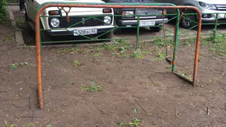 Унылая детская площадка наводит тоску на жителей Великанова