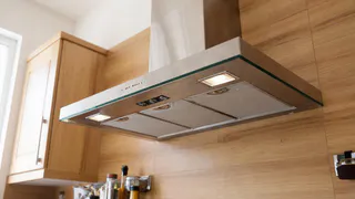 Чистка вытяжки без химии: простой метод с кастрюлей кипятка, который вернет фильтру чистоту