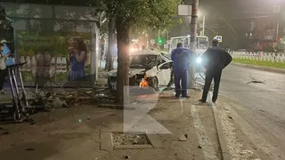 На Черновицкой в Рязани Lada вылетела на тротуар возле остановки и врезалась в дерево