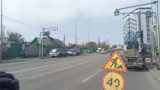 На Окружной в Пензе приступили к монтажу нового светофора с кнопкой