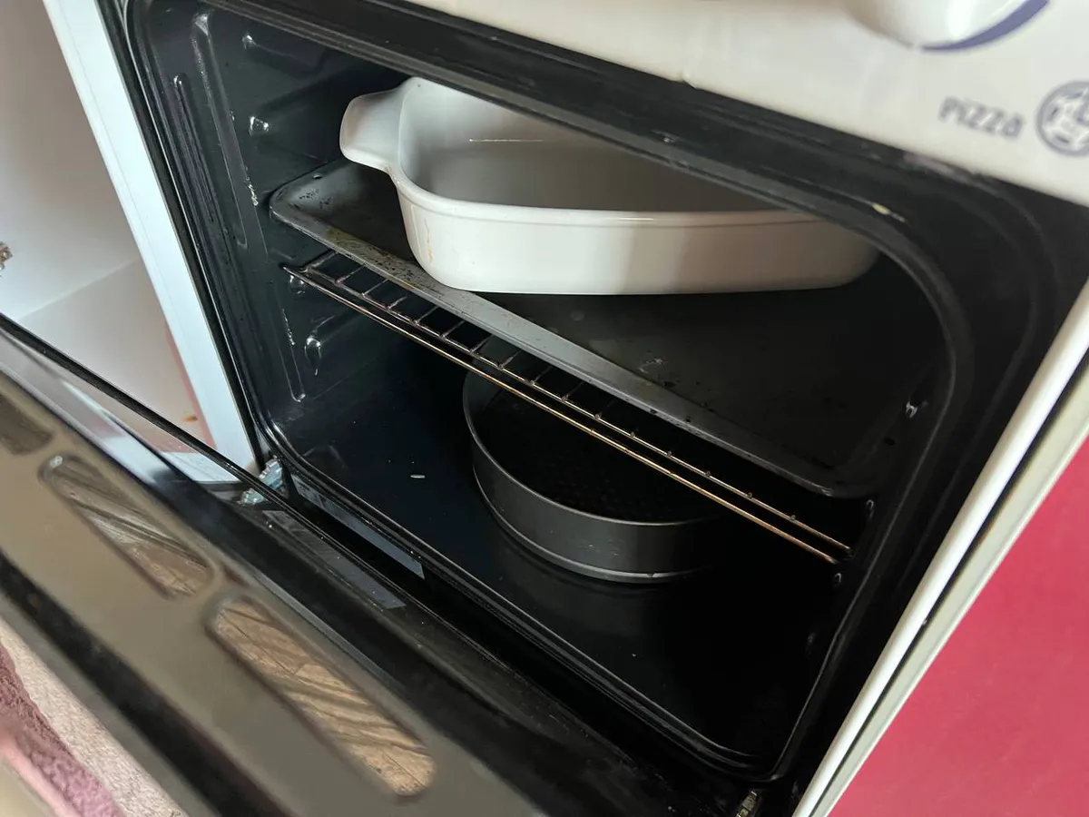 Я больше не включаю духовку на полную мощность. Простой трюк, который экономит деньги и делает выпечку идеальной