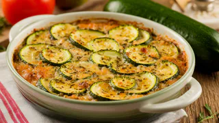 Каждый день готовлю эту шикарную запеканку из кабачков — получается вкуснее пиццы: одного кусочка всем мало
