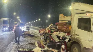 Несколько гробов с телами вывалились из грузовика в результате аварии на М-7 в районе Вязников