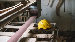 Во Владимирской области 52-летний рабочий упал с крана на заводе