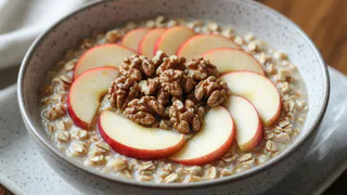 Готовлю “Завтрак Клеопатры” каждое утро: овсянка с яблоком и орехами — вместо булочек