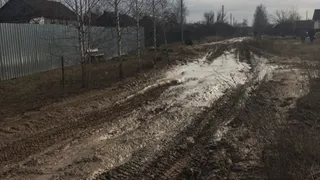 Весна пришла, дороги размыло: проехать в поселке Мурмино отважится только самый отчаянный водитель