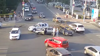 Помните, вчера на площади Ленина столкнулись Приора и Дастер? Появилось видео момента ДТП
