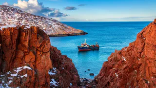 Аутентичный город на краю земли: когда и как поехать в столицу Арктики, чтобы увидеть китов и полярное сияние