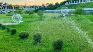 Во Владимире установили умный полив на клумбах Лыбедской магистрали