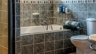 Оставляю железную губку в ванне: и забываю о всех проблемах – запахи больше не появляются