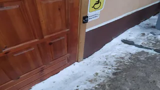 В Брянске на кнопку вызова для инвалидов никто не вышел