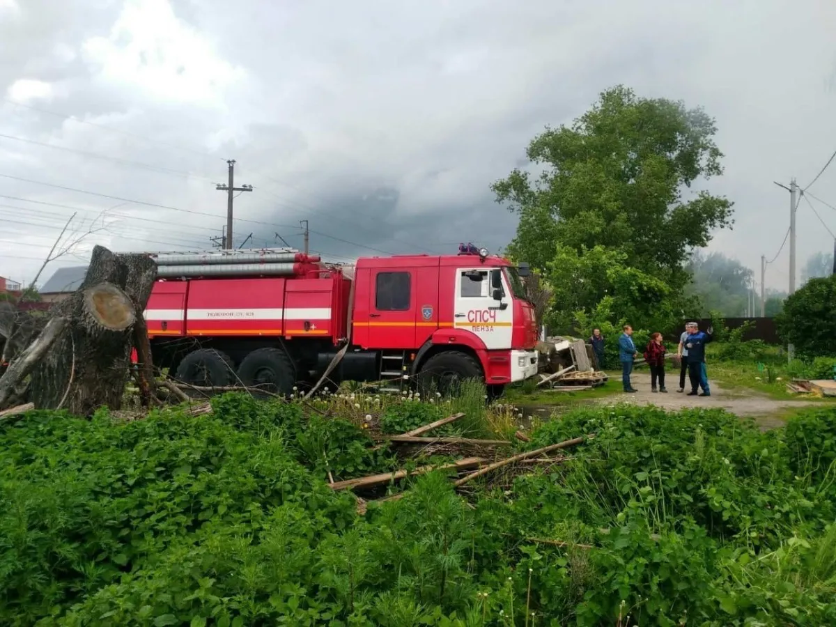 «Скорая не развернётся»: житель Рязани пожаловался на парковку на тротуаре во дворе