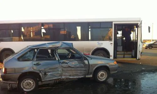 ДТП в Нижнекамске: легковушка врезалась в вахтовый автобус с 5 рабочими шинного завода