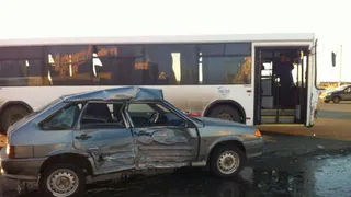 ДТП в Нижнекамске: легковушка врезалась в вахтовый автобус с 5 рабочими шинного завода