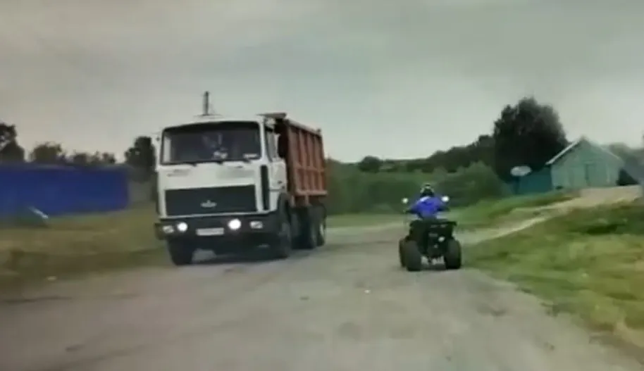 В Татарстане квадроцикл чуть не залетел под КАМАЗ