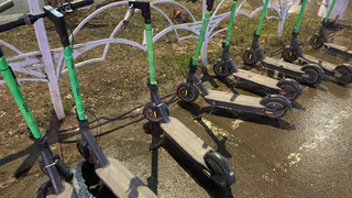 Челябинский урбанист вступился за самокатчиков и предложил уравнять их в правах с автомобилистами