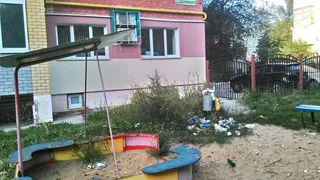 На Дзержинского детскую площадку превратили в свалку бутылок