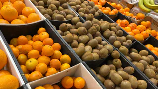 Со шкуркой или без - как правильно есть киви? Диетолог поставила точку