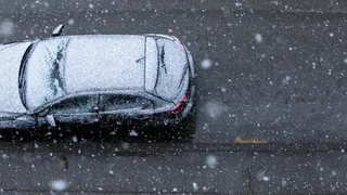 Постоянные разбирательства с неуместно припаркованными машинами тормозят работу по уборке снега в городе