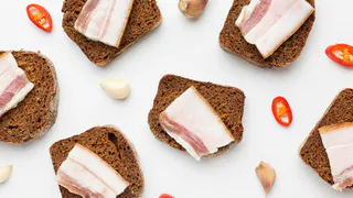 Такое сало просто тает во рту: мой проверенный рецепт в банке — готовится за 5 минут, а съедается мгновенно