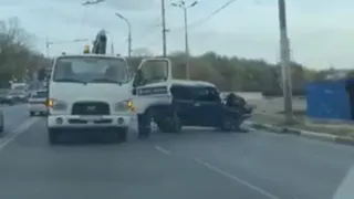 Серьезные повреждения: на Спортивной Нива протаранила столб