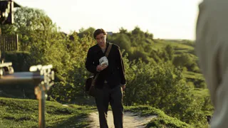 Петрова сфотографировали на съемках фильма "Почтарь" в Рязани