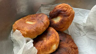 Нежные сметанные пирожки в духовке: нежные, сочные и без дрожжей
